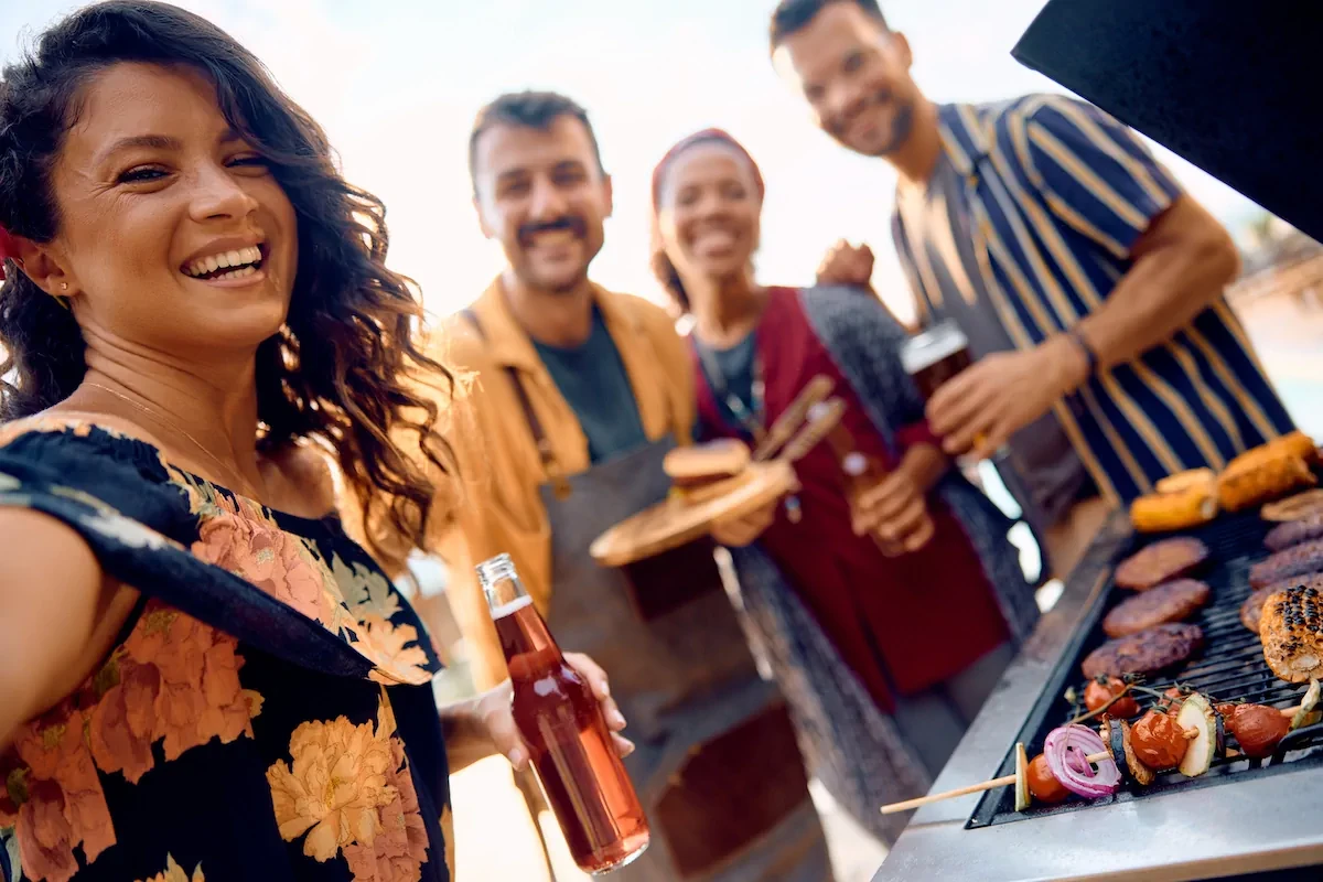 Waarom steeds meer mensen kiezen voor een BBQ met kok in hun eigen tuin