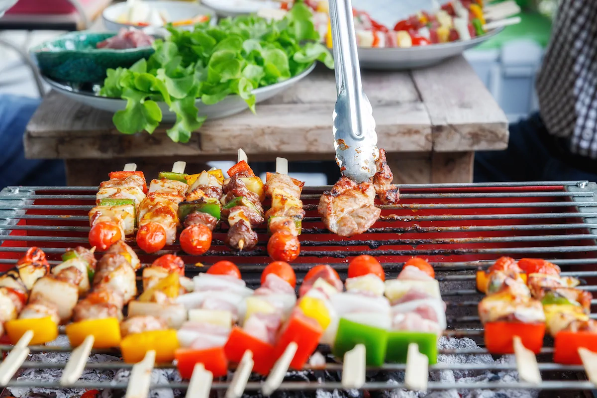 Een personeelsfeest draait om waardering, een BBQ met kok maakt dat compleet