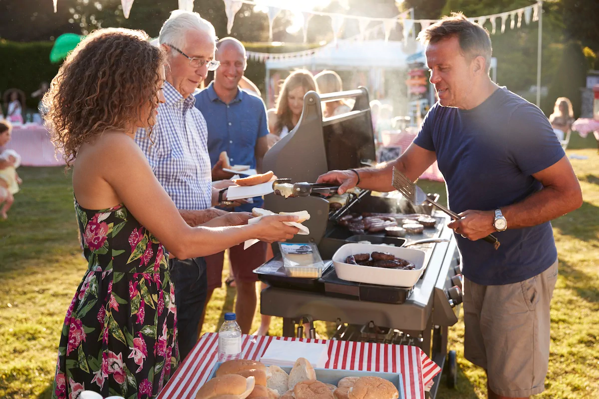Waarom een professionele barbecuekok onmisbaar is tijdens een bedrijfsfeest