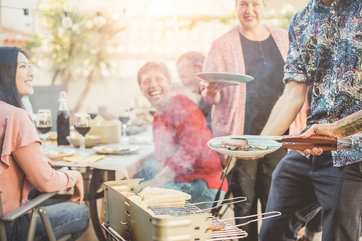 Waarom een BBQ met kok perfect past bij een geslaagd bedrijfsfeest